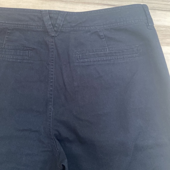 Gloria Vanderbilt Black Bermuda Shorts size 12. - Picture 8 of 8